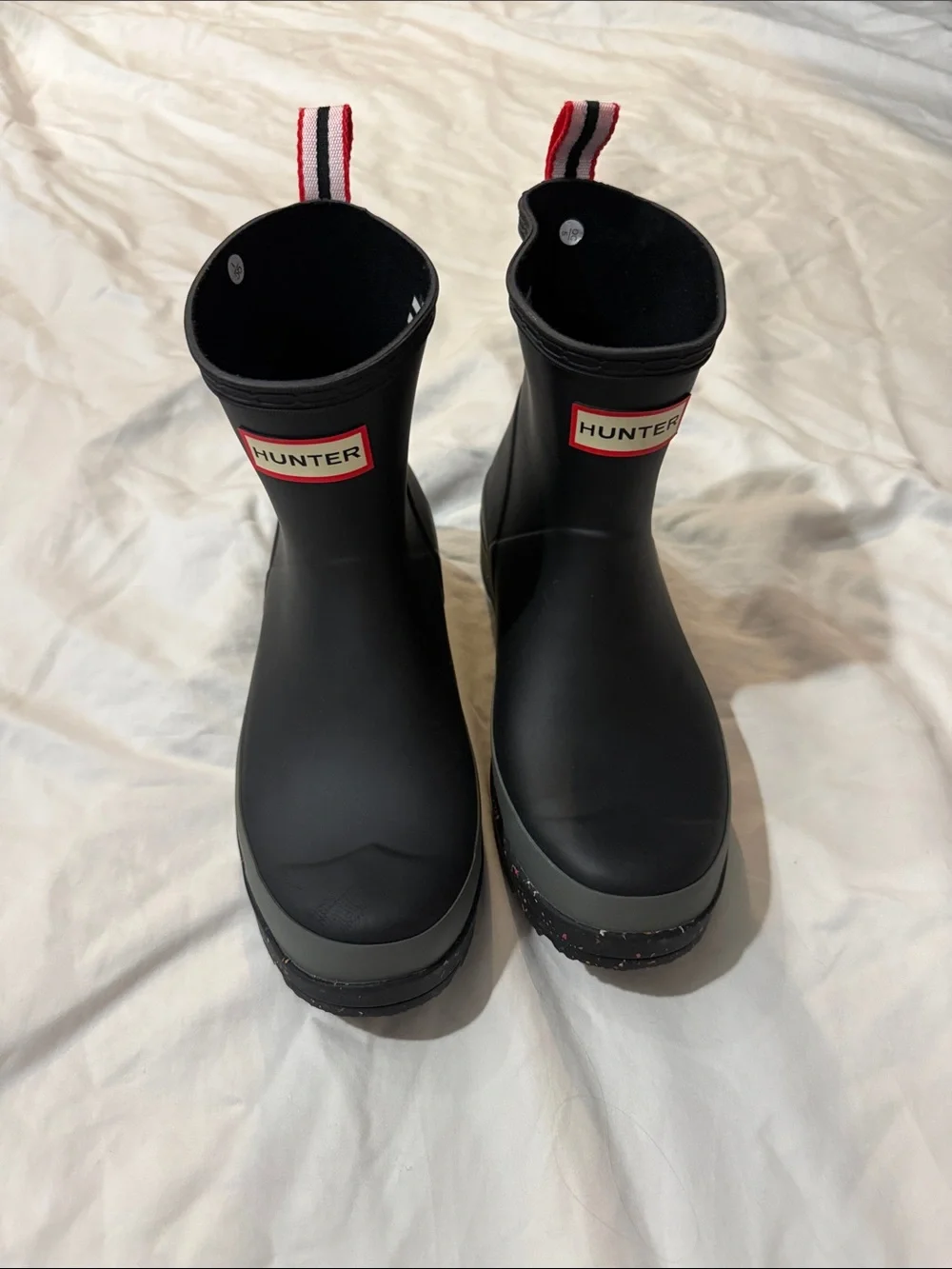 NWOT Hunter Black Play Short Speckle Sole Rain Boots with Red-Strip Pull Tabs